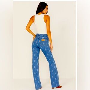 WRANGLER WOMEN'S MEDIUM WASH PAISLEY PRINT WESTWARD HIGH RISE BOOTCUT JEANS